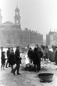 Vuurpotten op Waterlooplein vanwege de kou, Bestanddeelnr 914-6549