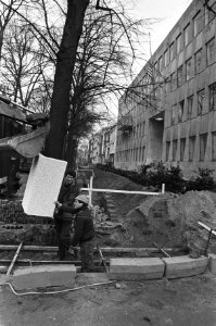 VS ambassade in Den Haag krijgt nu rondom ingegraven bloembakken tegen aanslag, Bestanddeelnr 933-5546