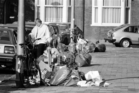 Vuilniszakken op straat die niet worden opgehaald in verband met acties tegen ko, Bestanddeelnr 932-7625