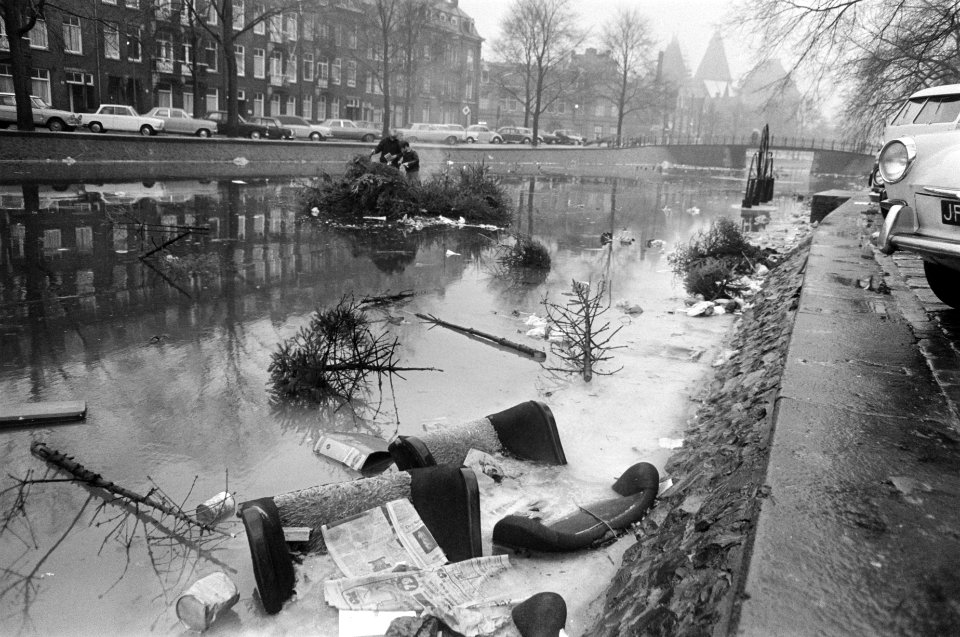 Vuilnis op het ijs van de Hobbemakade Amsterdam, Bestanddeelnr 923-1204