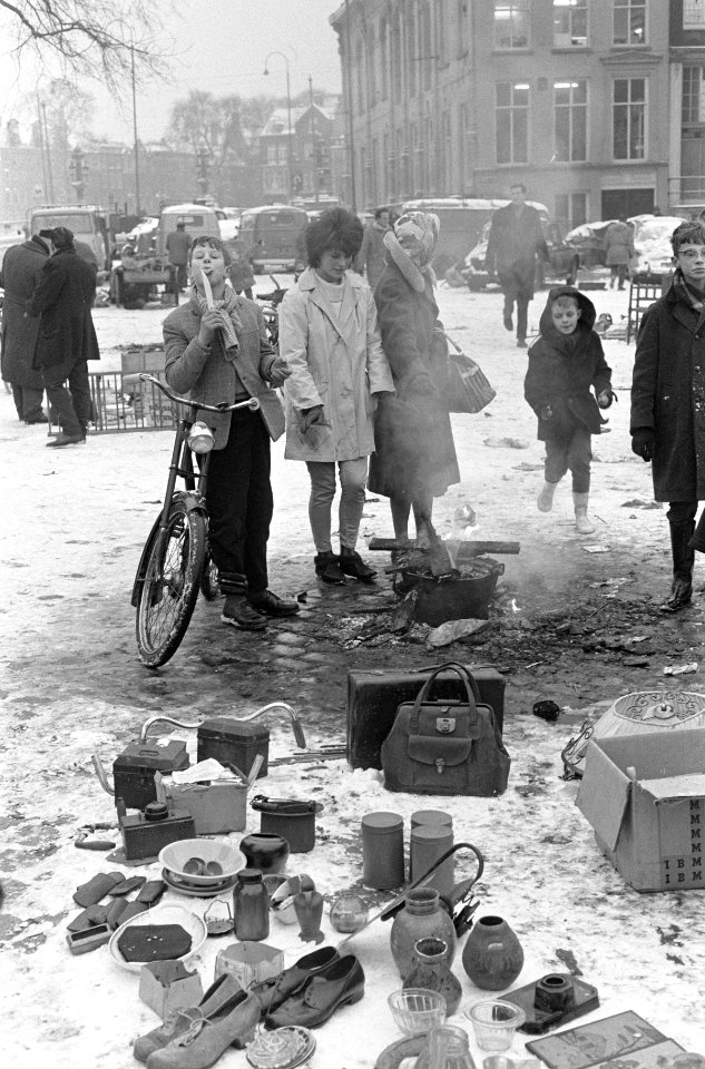 Vuurpotten op Waterlooplein vanwege de kou, Bestanddeelnr 914-6548