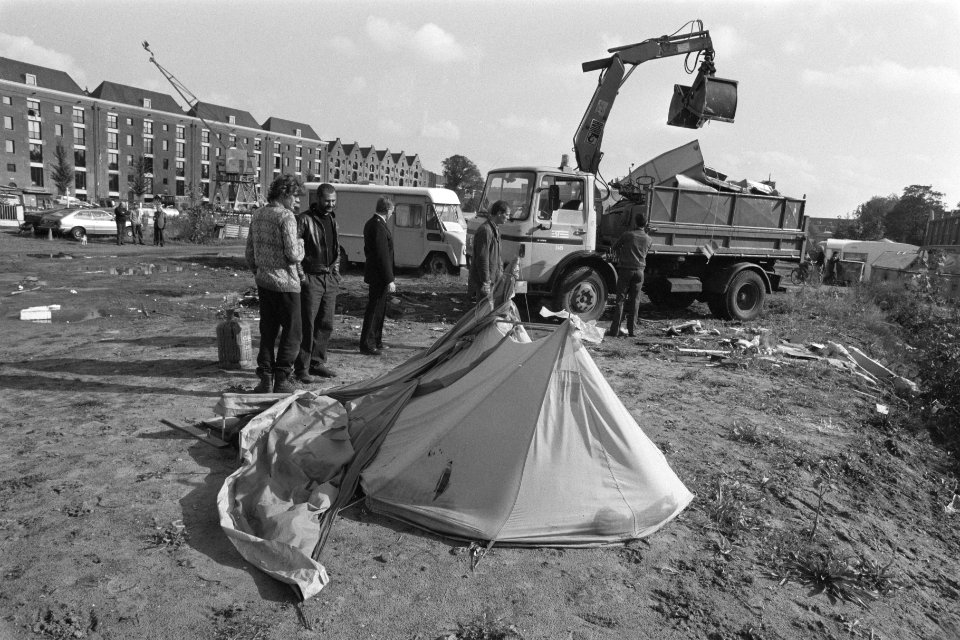 Vuil en krotten door gemeente verwijderd van terrein Plantage Doklaan te Amsterd, Bestanddeelnr 934-1024