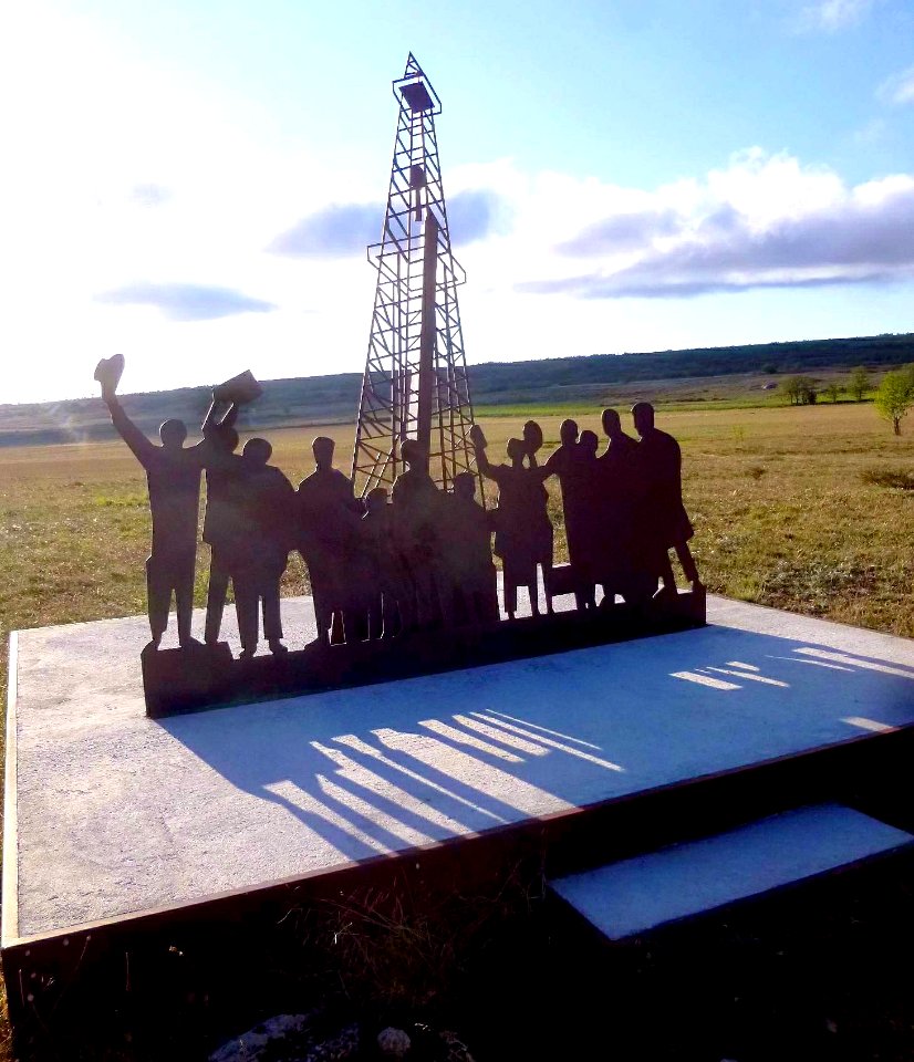 Valdeajos - Monumento memorial del Petróleo de la Lora 2