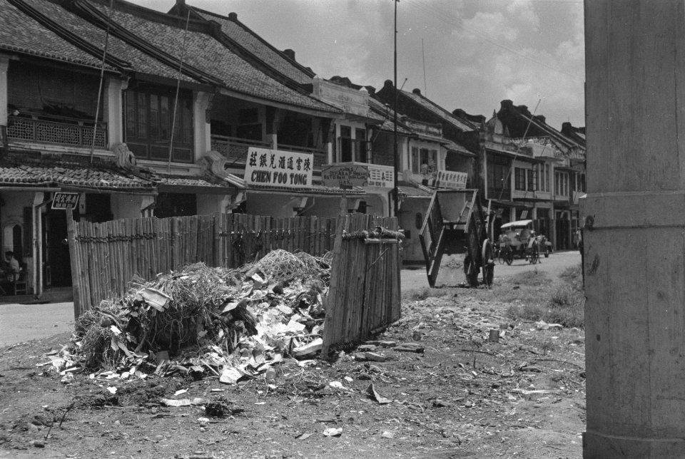 Vuilnis in een straat met Chinese toko's, Bestanddeelnr 396-4-3
