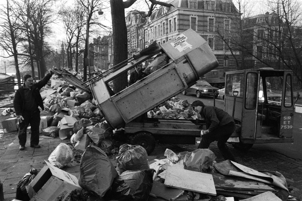 Vuilnismannen bij een verzamelplaats van huisvuil, Bestanddeelnr 932-7967