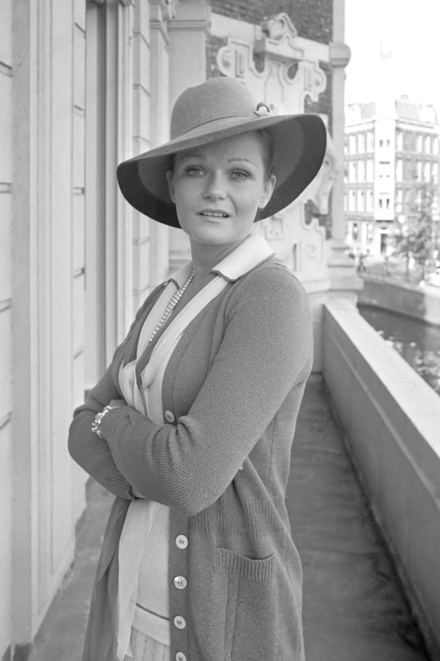 Valerie Perrine (1975)