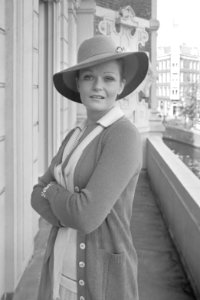 Valerie Perrine (1975)
