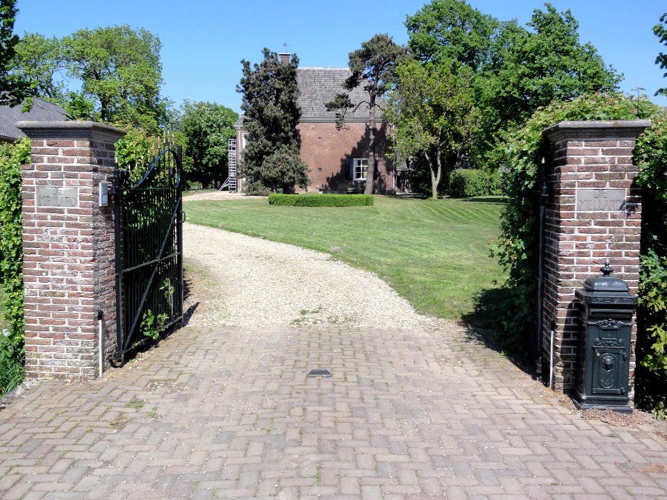 Valburg Rijksmonument 36720 De Mellard, poort