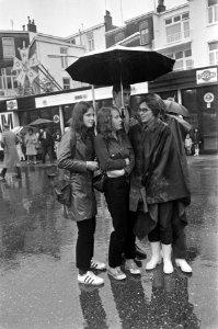 Vierdaagse Nijmegen inschrijven in de regen jongen en drie meisjes onder parap, Bestanddeelnr 923-6808