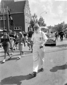 Vierdaagse Nijmegen, veteraan Harmsen uit Amsterdam aan de wandel, Bestanddeelnr 919-3954
