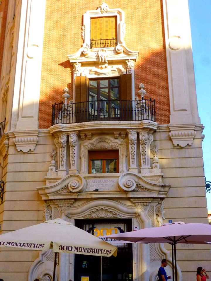 Valencia - Edificio de la Caixa d'Estalvis en Russafa 3