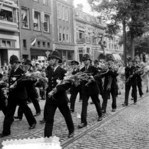 Vierdaagse Nijmegen. Intocht laatste dag. Bobbies (Londense politie), Bestanddeelnr 905-2376