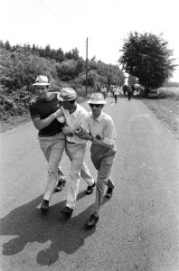 Vierdaagse Nijmegen, derde dag, man wordt geholpen door twee vrienden, Bestanddeelnr 924-7548