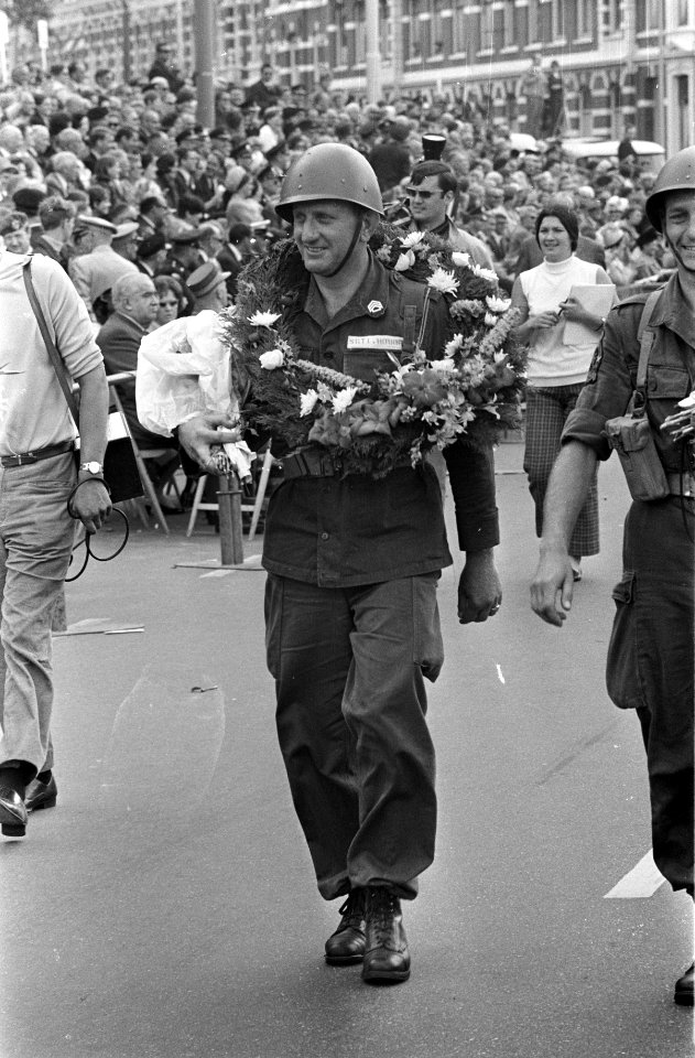 Vierdaagse Nijmegen. Militair met krans om zijn nek, Bestanddeelnr 921-5210