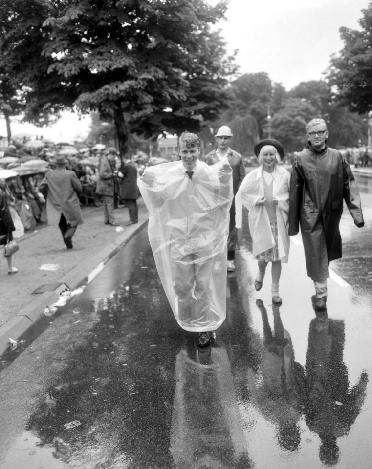 Vierdaagse Nijmegen, wandelaar in plastic, Bestanddeelnr 919-4082