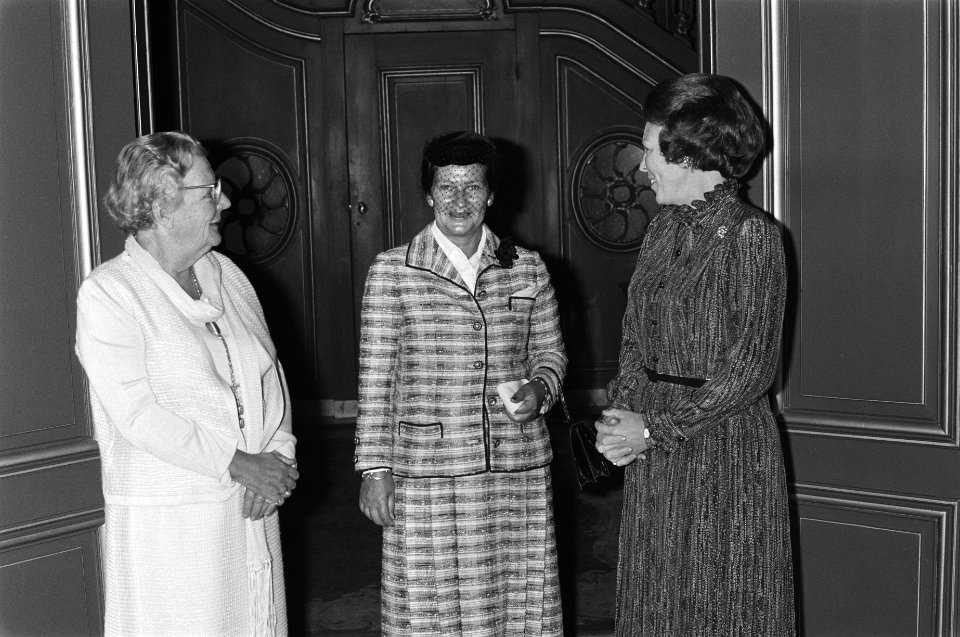 V.l.n.r. prinses Juliana, Simone Veil en koningin Beatrix in Paleis Lange Voorho, Bestanddeelnr 931-0503