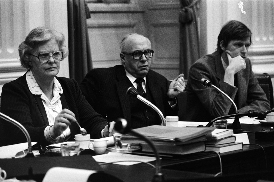 V.l.n.r. staatssecretaris Els Veder-Smit en voorzitter Cor van Dis tijdens de ve, Bestanddeelnr 931-2723