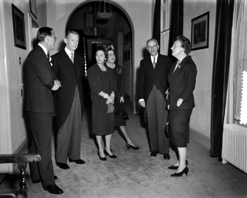 V.l.n.r. prins Bernhard, Maurice Couve de Murrville, mevrouw Couve de Murville (, Bestanddeelnr 910-8600