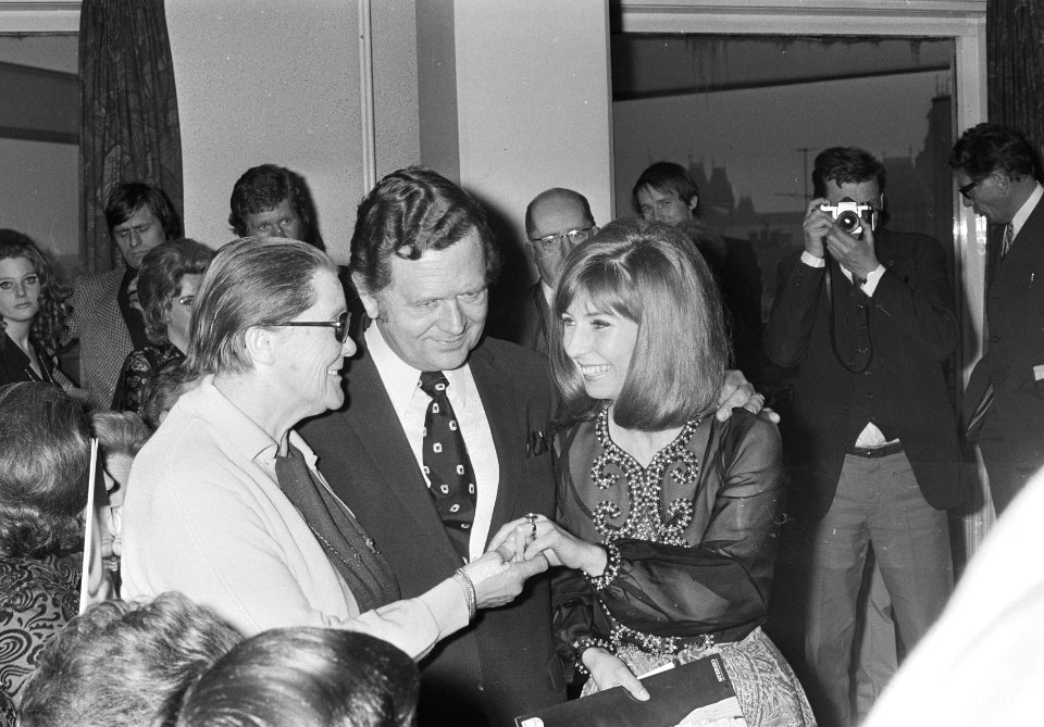 V.l.n.r. Albeltje Stenhuis, de weduwe van auteur Jan Mens, regisseur Willy van H, Bestanddeelnr 924-4243
