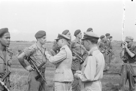 Vaardigheidsproef. Uitreiking Wings door generaal-majoor E. Engles, Bestanddeelnr 246-5-3