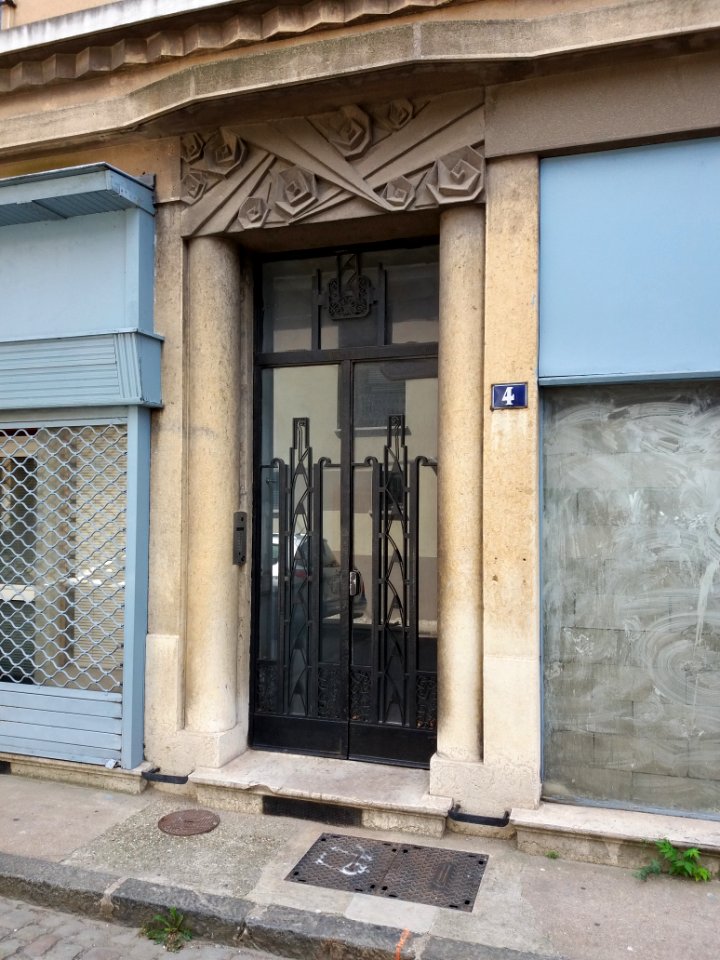 Vénissieux - Rue François Gros, porte au numéro 4