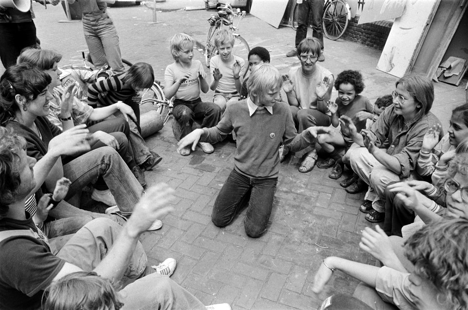 Vakantie, kinderen spelen op straat onder leiding van buurtwerkers, Bestanddeelnr 929-8228
