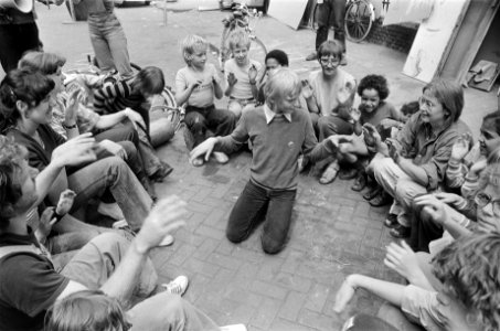 Vakantie, kinderen spelen op straat onder leiding van buurtwerkers, Bestanddeelnr 929-8228