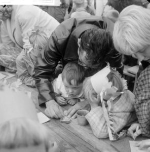 Vakantiefeesten in het Amsterdamse Bos . Vader en kind aan het kleuren, Bestanddeelnr 912-7747