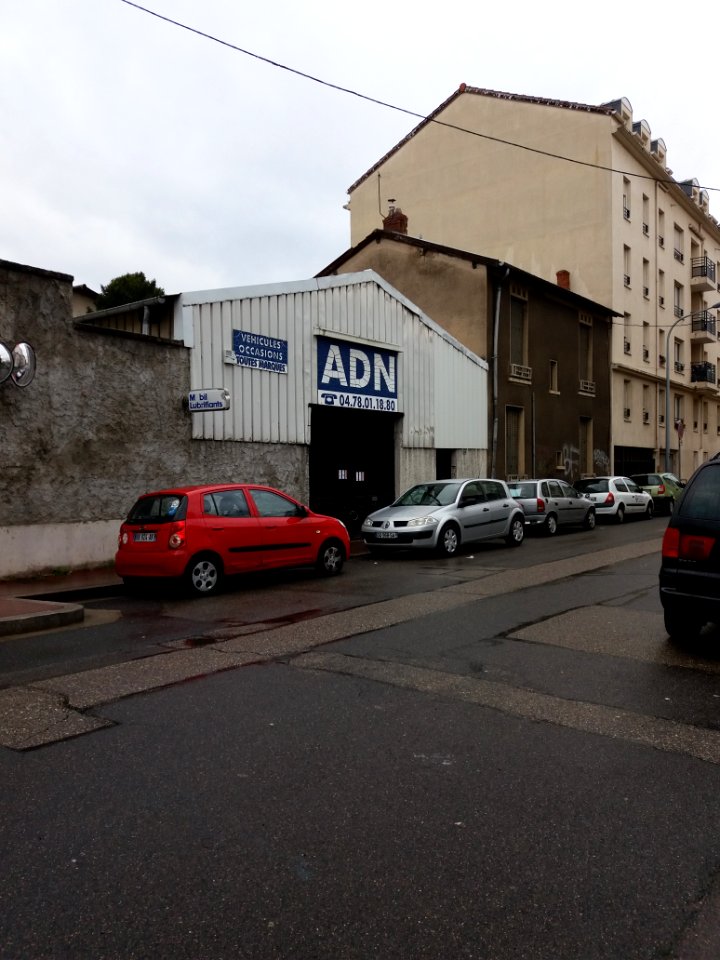 Vénissieux - Rue Professeur Roux, garage ADN