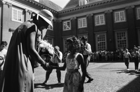 Vakantie-pleegkinderen begroet door Prinses Margriet in Amsterdam Historisch Mus, Bestanddeelnr 933-7007