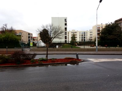 Vénissieux - Rue Louise Michel, vue sur le square Bulakian