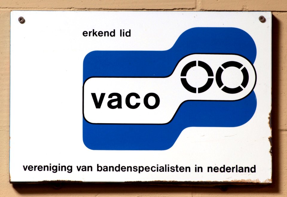 Vaco, Enamel advert sign at the den hartog ford museum pic-015