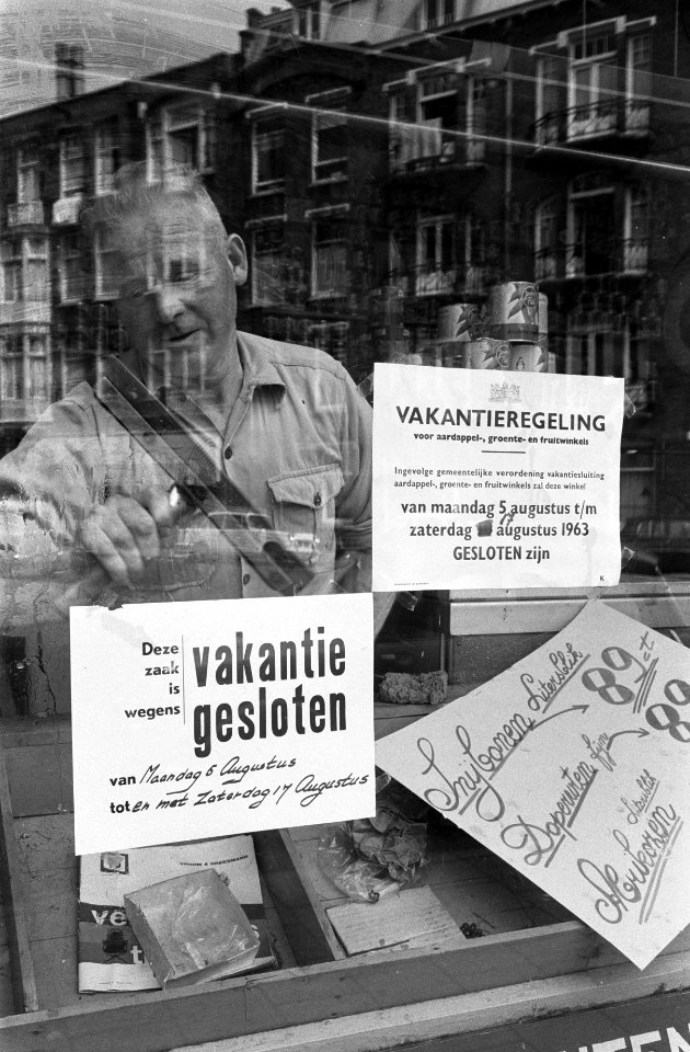 Vakantieregeling winkeliers De groentezaak gesloten Een glazenwasser lapt glaz, Bestanddeelnr 915-4082
