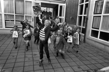 Vakantie kinderen rennen de school uit, Bestanddeelnr 922-5781