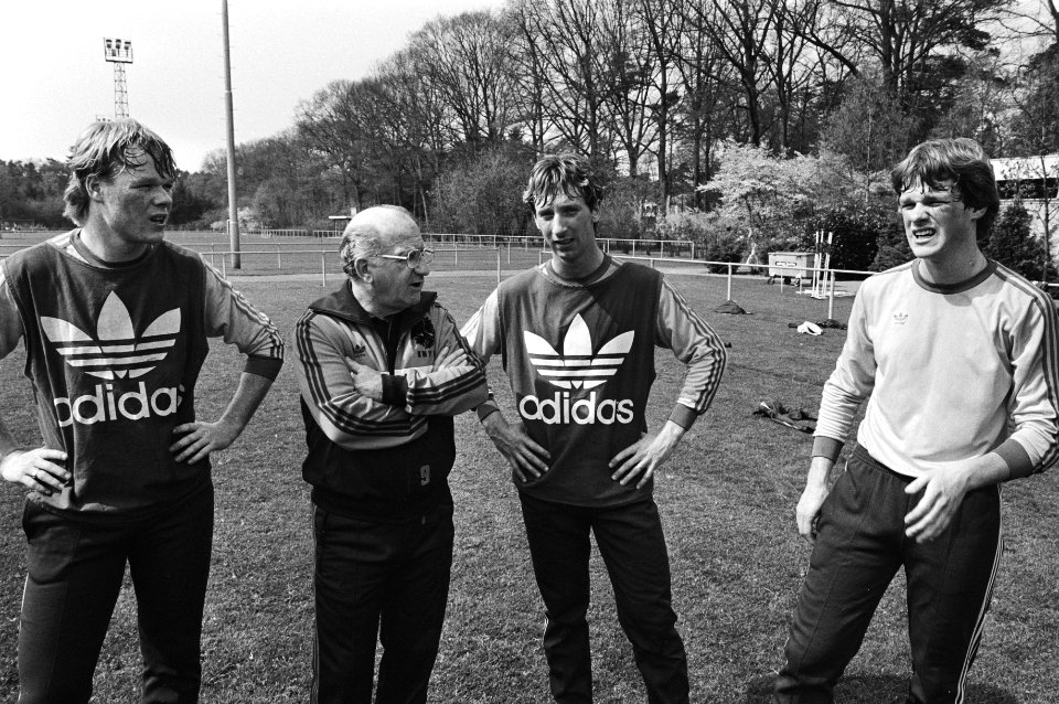 V.l.n.r. Ronald Koeman, trainer Kees Rijvers, Wim Hofkens en Erwin Koeman, Bestanddeelnr 932-5717