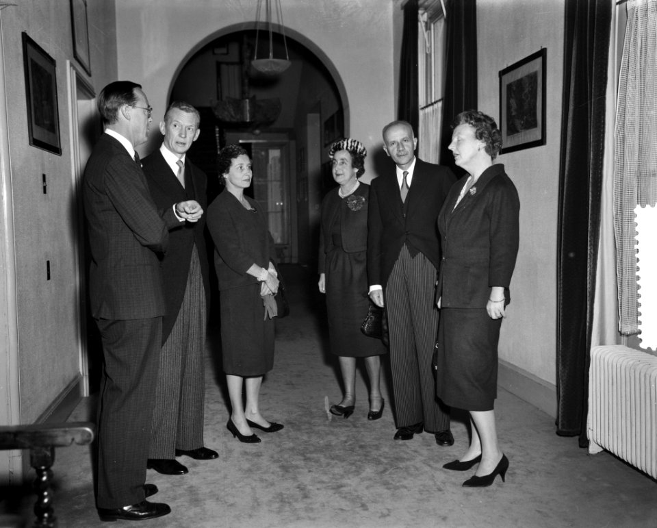 V.l.n.r. prins Bernhard, Maurice Couve de Murrville, mevrouw Couve de Murville (, Bestanddeelnr 910-8601