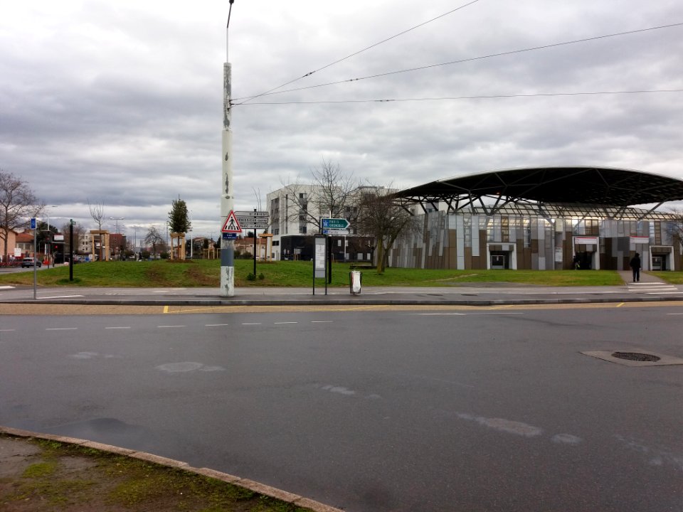 Vénissieux - Place Jules Grandclément, depuis la rue Nelson Mandela