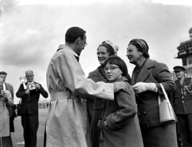 V.l.n.r. prins Bernhard, prinses Irene, prinses Christina en koningin Juliana, Bestanddeelnr 910-7965