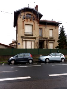 Vénissieux - Rue Vaillant Couturier, maison à l'angle de la rue Pierre Brossolette (1)