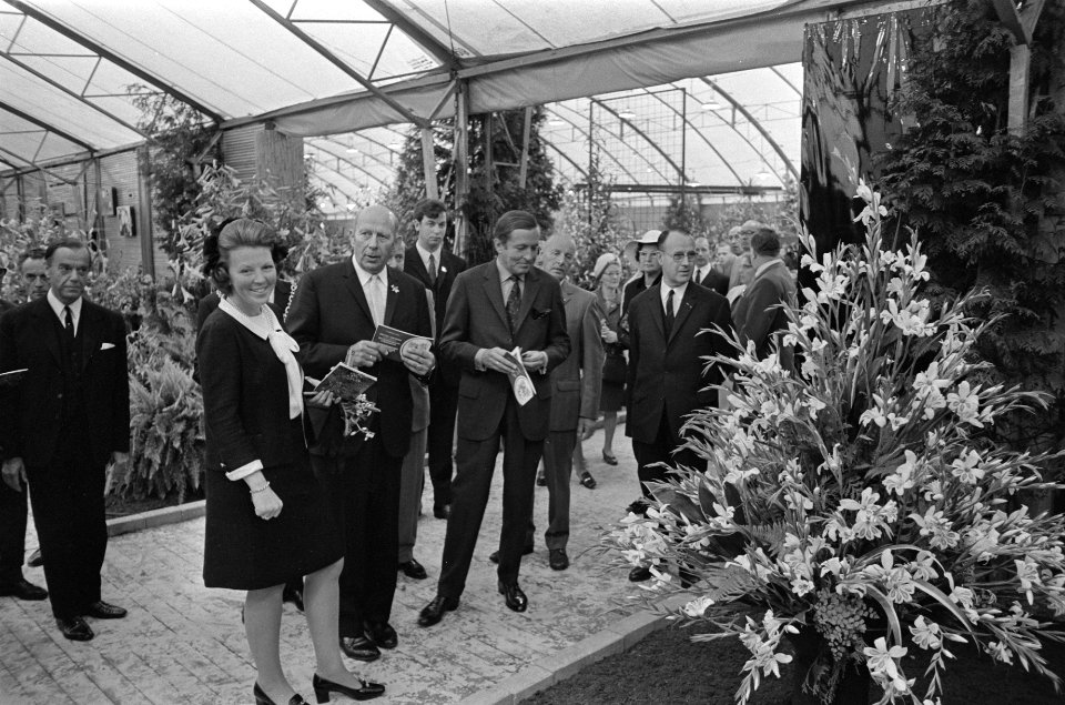 V.l.n.r. Prinses Beatrix, C. Schoon ,voorzitter van het bestuur van Liliade, Pri, Bestanddeelnr 923-6376