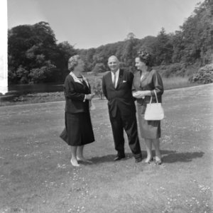 V.l.n.r. koningin Juliana , minister Opperman en zijn echtgenote in de paleistui, Bestanddeelnr 917-8339