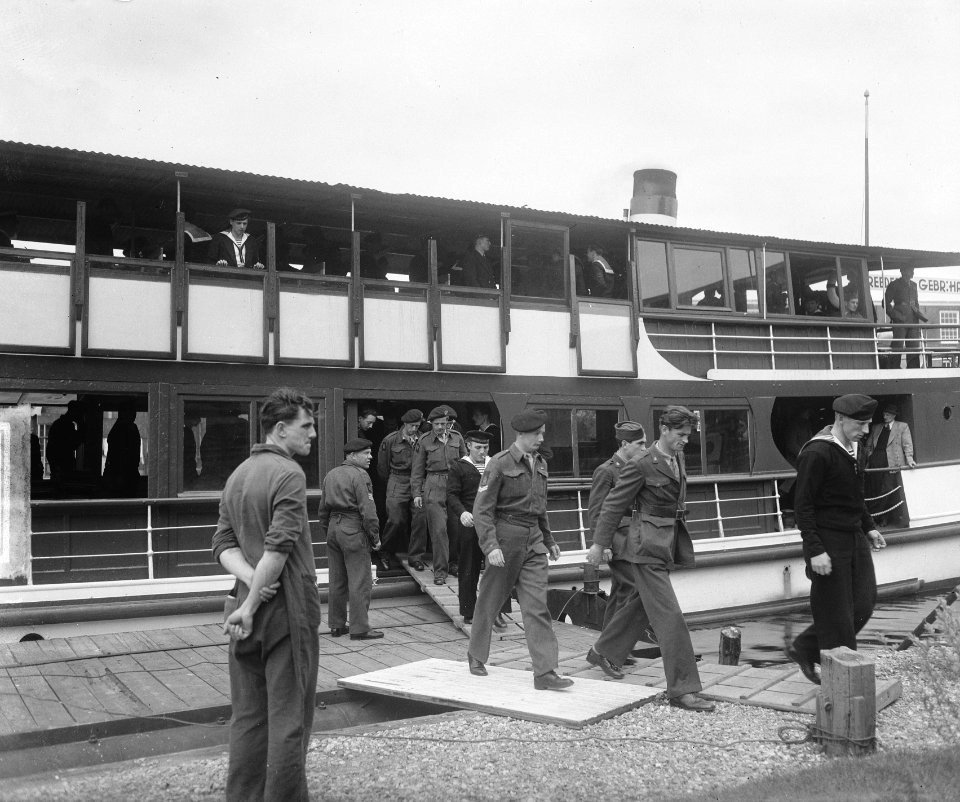 Vaartocht van matrozen en mariniers in Leiden, Bestanddeelnr 903-4205