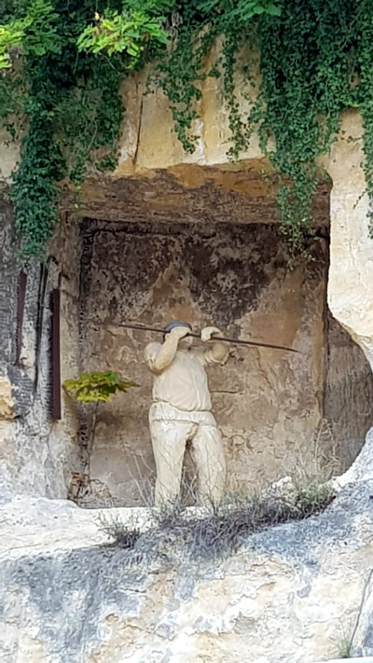 Valkenburg-Blokbreker boven ingang Gemeentegrot (2)