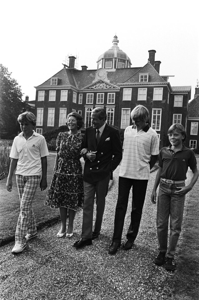 V.l.n.r. prins Johan Friso, koningin Beatrix, prins Claus, prins Willem-Alexande, Bestanddeelnr 932-6733
