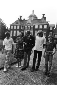 V.l.n.r. prins Johan Friso, koningin Beatrix, prins Claus, prins Willem-Alexande, Bestanddeelnr 932-6733