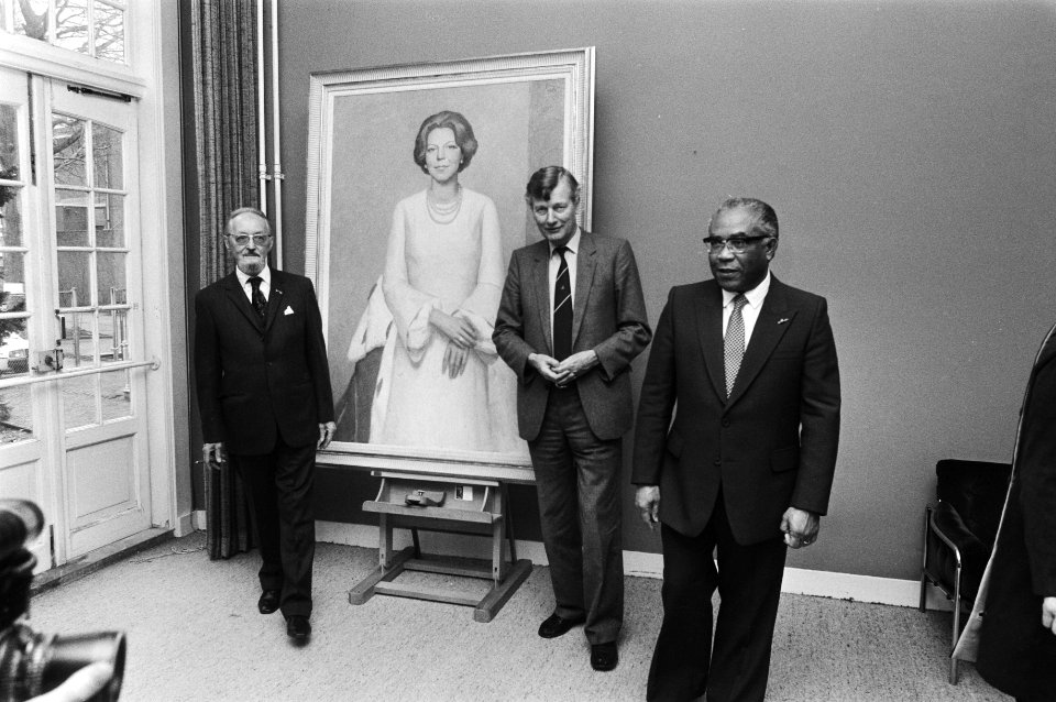 V.l.n.r. schilder J.Bruyn, minister De Koning, gouverneur B. M. Leito, Bestanddeelnr 932-4603