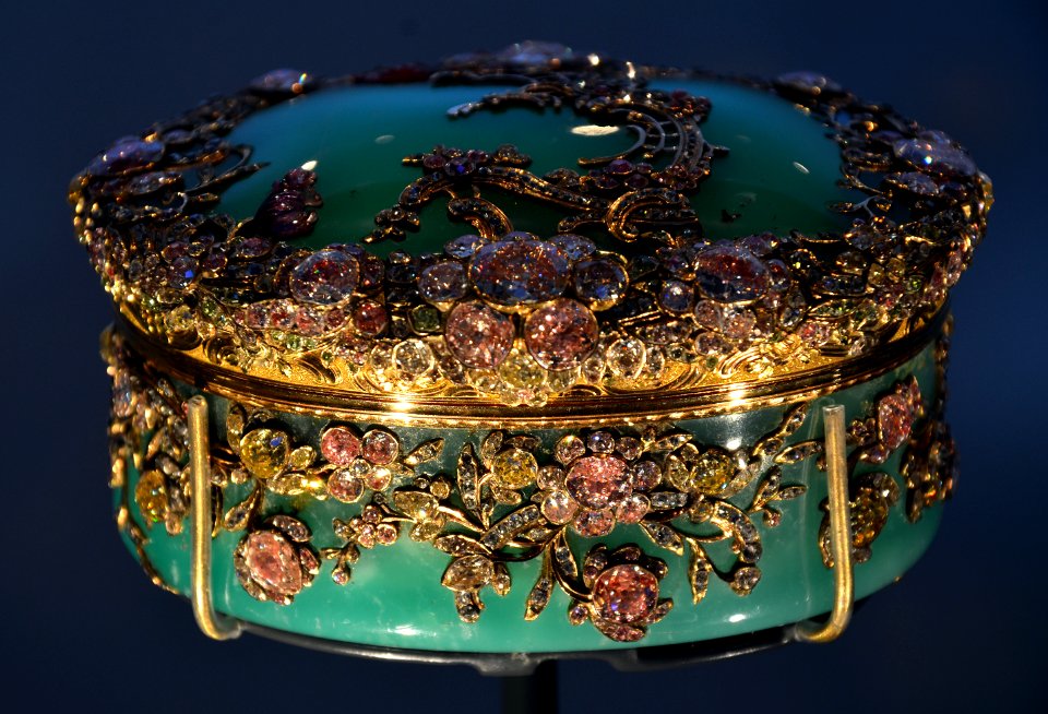 V and A Museum snuffbox 28072013 09