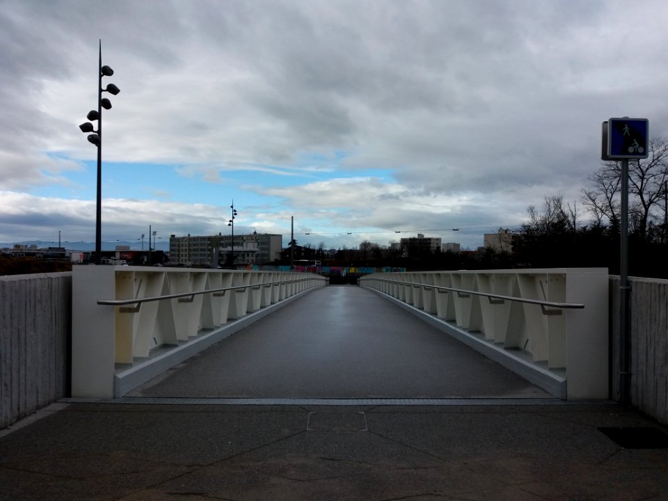 Vénissieux - Passerelle au bout de l'avenue Jules Guesde qui mène à l'avenue Viviani