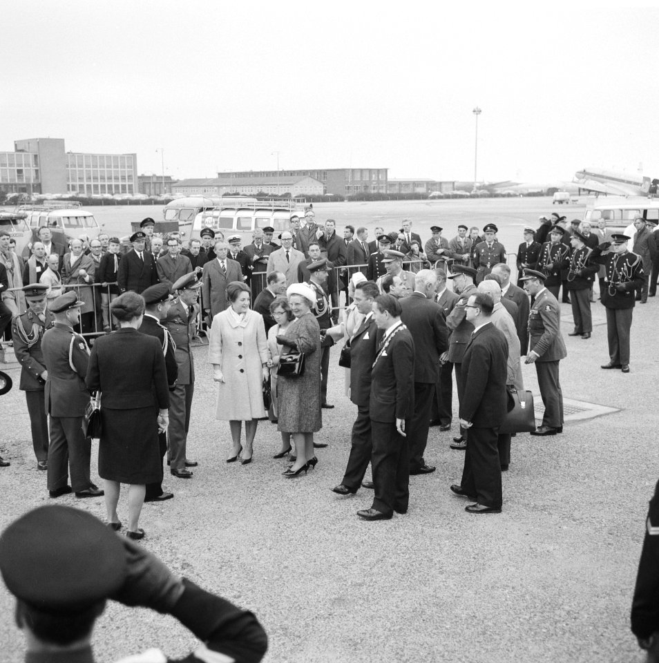 V.l.n.r. prins bernhard, prinses Margriet, prinses Christina, koningin Juliana, , Bestanddeelnr 916-3191