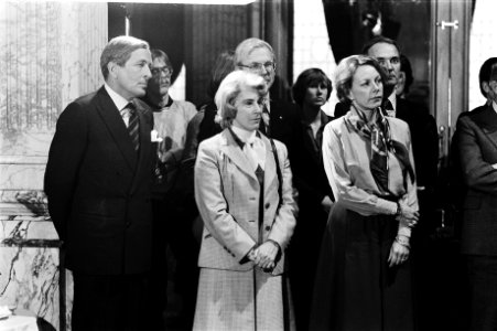 V.l.n.r. prins Claus, minister Gardeniers (CRM) en staassecretaris Smit-Kroes (V, Bestanddeelnr 930-5106